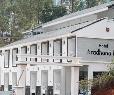 https://imgcld.yatra.com/ytimages/image/upload/t_hotel_yatra_city_desktop/v1475149931/Domestic Hotels/Hotels_Yercaud/Hotel Aradhana Inn/Facade.jpg